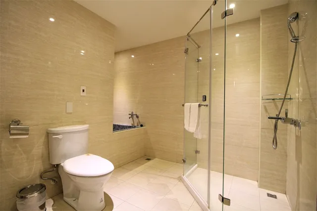 غرفة ديلوكس رباعية بسريرين منفصلين بحوض استحمام، J Hotel 2/2