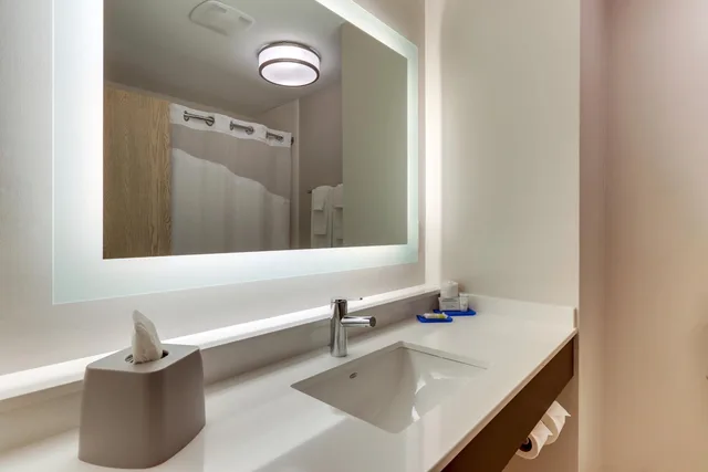جناح بسرير كينج مع أريكة لذوي الإعاقة، Holiday Inn Express & Suites Corbin, an IHG Hotel 8/9