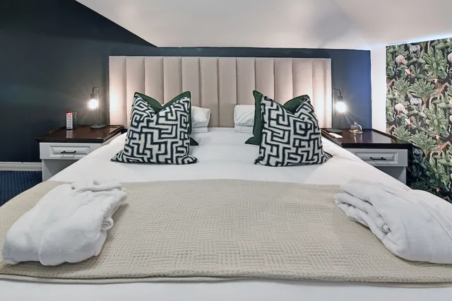 غرفة بسرير كوين بشرفة، Ashbourne House Guest House 1/3