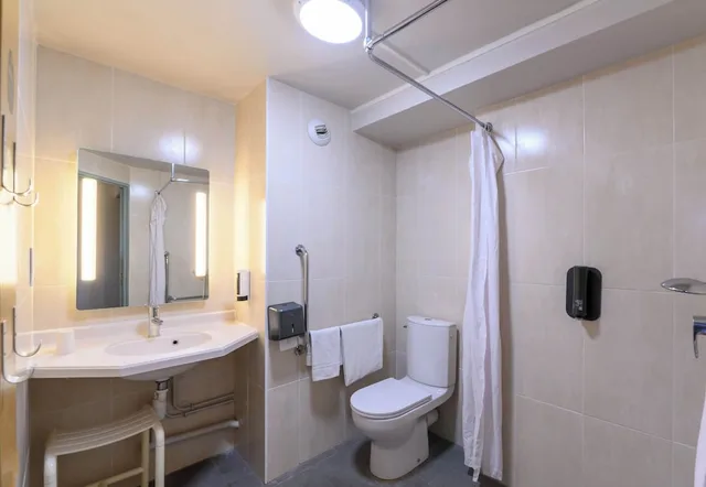 غرفة رباعية بسرير مزدوج وسريرين منفصلين لذوي الإعاقة، B&B HOTEL Creil Chantilly 4/4