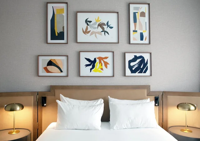 غرفة بريميوم بسرير كينج مع أريكة، Holiday Inn Madrid Las Tablas 3/4