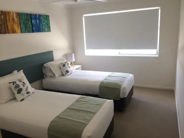 3 Bedrooms, Town House، Direct Hotels - Breeze on Brightwater 5/10