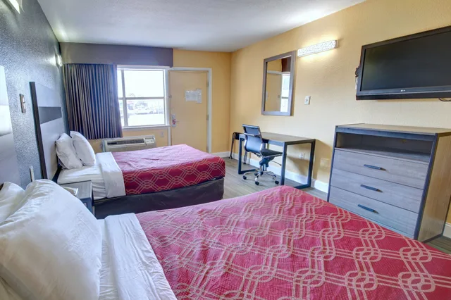 غرفة قياسية بسريرين مزدوجين للمدخنين، Econo Lodge at Military Circle 1/3