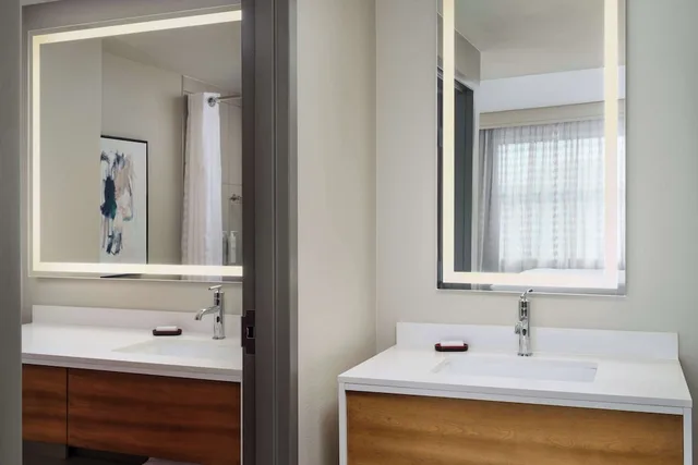Special, Suite, King Bed، Embassy Suites by Hilton Hampton Convention Center 3/4