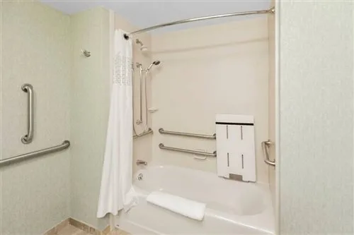 غرفة بسرير كينج بحوض استحمام لذوي الإعاقة، Hampton Inn Pittsburgh-Bridgeville 2/2