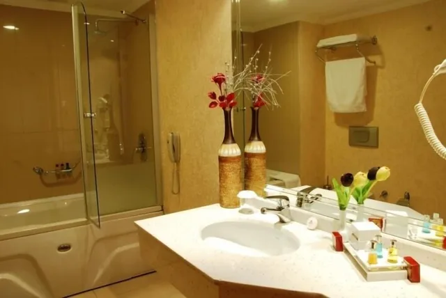 Luxury, 1 Queen and 1 Single Bed, Grand Simay Hotel 3/4
