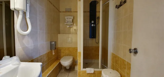 غرفة كلاسيكية بسرير مزدوج أو سريرين منفصلين بإطلالة على البحر، HOTEL WINDSOR 4/4