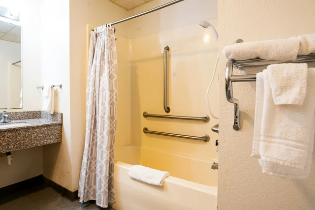 غرفة بسريرين مزدوجين لذوي الإعاقة، OYO Hotel Redwood Falls near Jackpot Casino 6/8