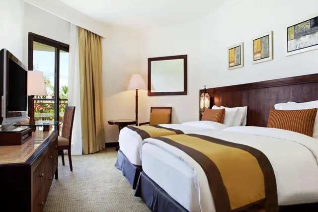غرفة بسريرين منفصلين بمنطقة جلوس، Hilton Luxor Resort and Spa 3/5