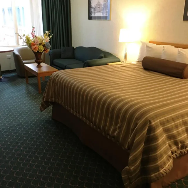 غرفة قياسية بسرير كينج، Travelodge by Wyndham Winnipeg East 4/9