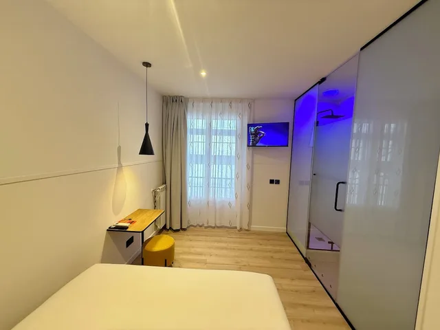 غرفة سوبيريور بسرير مزدوج بإطلالة على المدينة بشرفة، Mucho Madrid Hostel 6/10