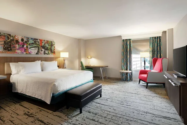غرفة بسرير كينج بحوض استحمام لذوي الإعاقة، Hilton Garden Inn New Orleans Convention Center 1/5