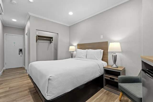 Classic, Queen Bed, Ocean Park Inn 1/3
