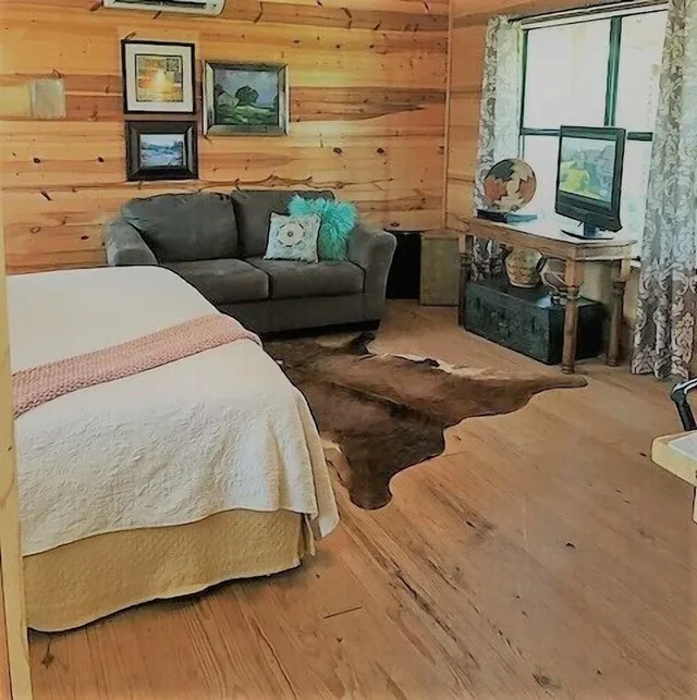 1 Bedroom, Signature, Cabin, King Bed, Hill View, Hot Tub، City on a Hill at Spring Creek 4/9