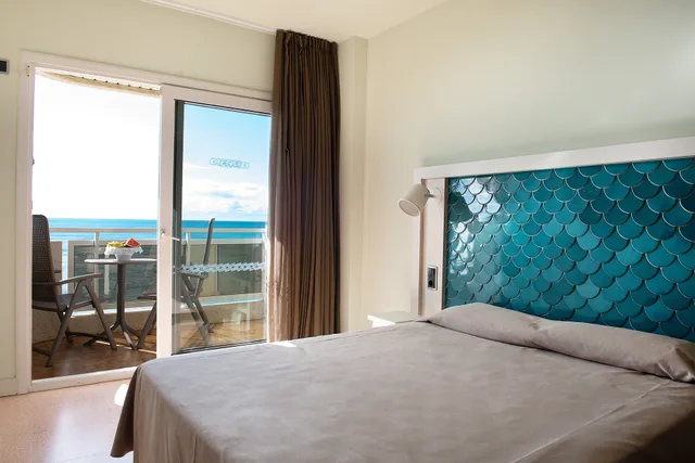 غرفة بريميوم بسرير مزدوج أو سريرين منفصلين، Caprici Beach Hotel & Spa 1/4