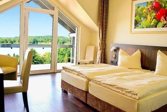 غرفة بسرير مزدوج بإطلالة على البحيرة، Hochwalder Wohlfuhlhotel 2/8