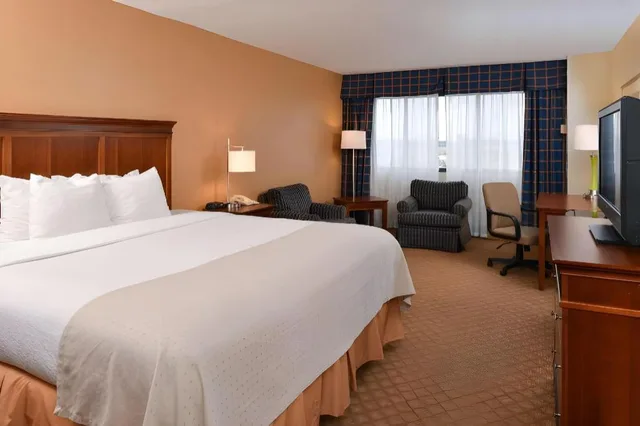 Upgrade, Suite, King Bed، Radisson Hotel West Memphis 2/9