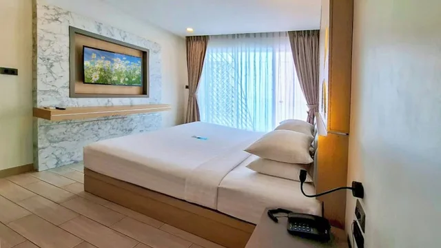 1 Bedroom, Suite, King Bed, Clarian Hotel Beach Patong 9/10