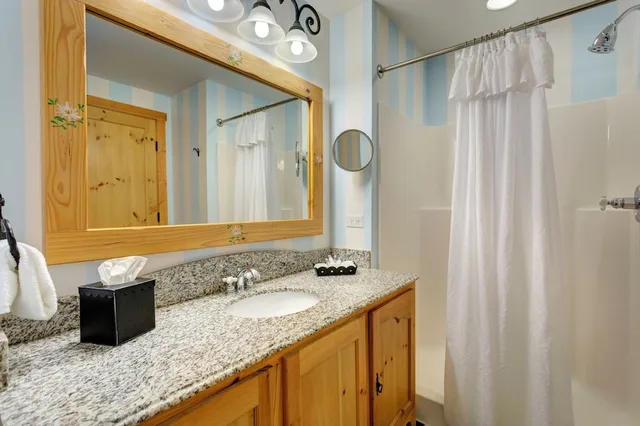 Grand, Mountain, Lodge, King Bed، Boyne Mountain Resort 5/6