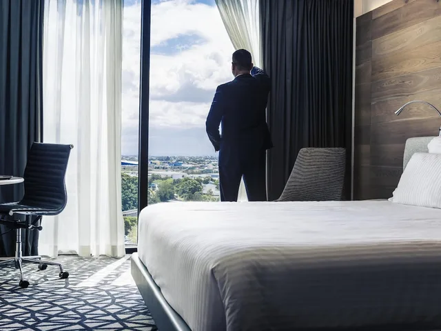 Superior, King Bed, Pullman Sydney Airport 3/9