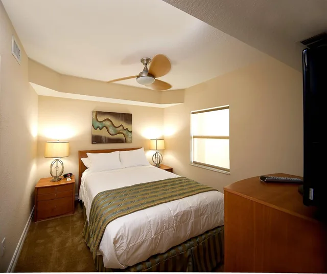 جناح بسرير كينج وسرير كوين بإطلالة على المسبح بشرفة بغرفتي نوم، Crystal Palms Beach Resort 1/1