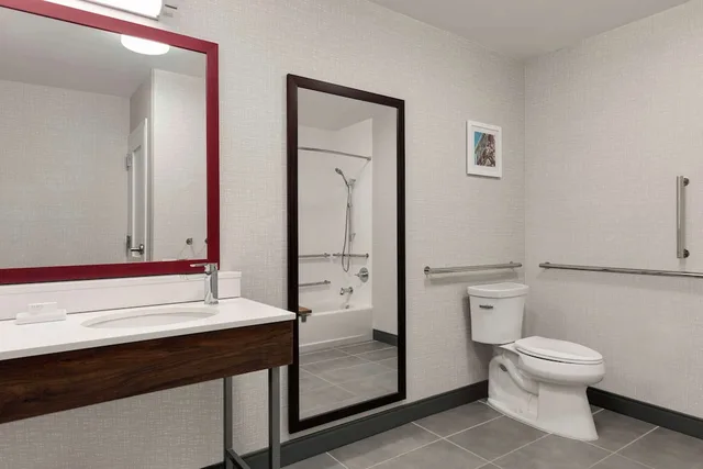 Room, King Bed, Accessible, Hampton Inn Starkville Mississippi State University 2/3