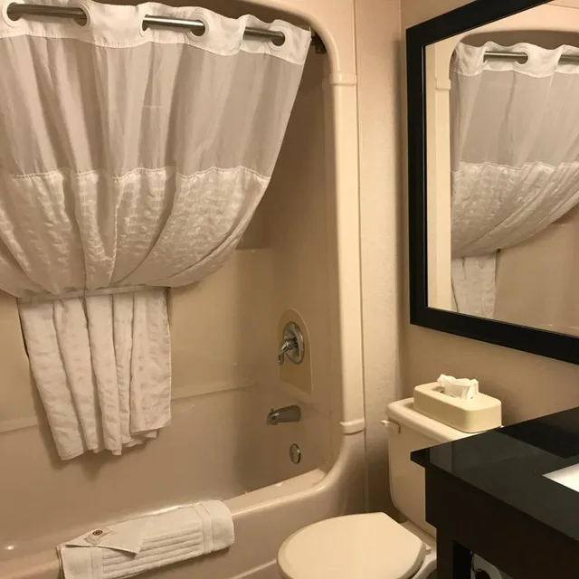 غرفة بسرير كوين في الطابق الأرضي، Comfort Inn Brantford 3/3