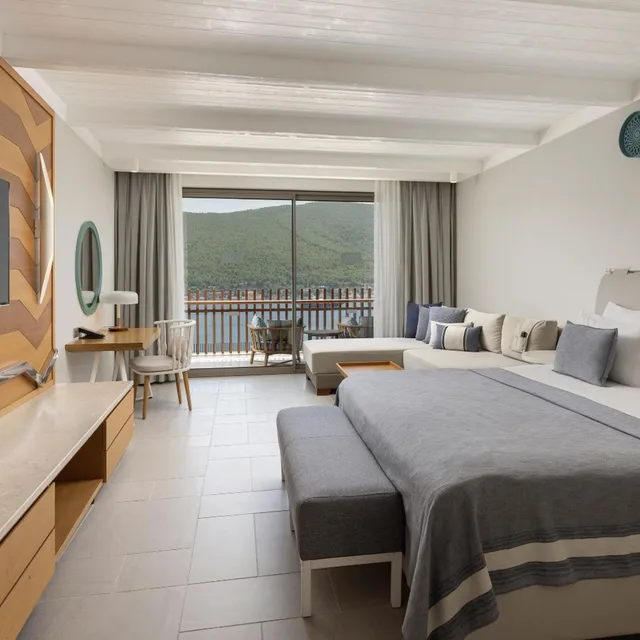 غرفة سوبيريور بسرير كينج بإطلالة على البحر، Titanic Luxury Collection Bodrum 2/6