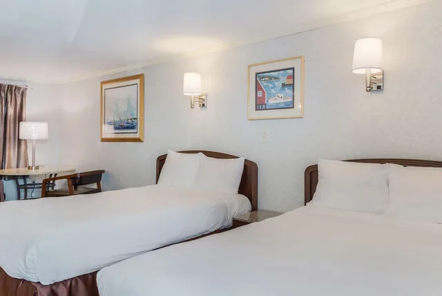غرفة بسريرين مزدوجين، Americas Best Value Inn Suites Hyannis Cape Cod 2/6