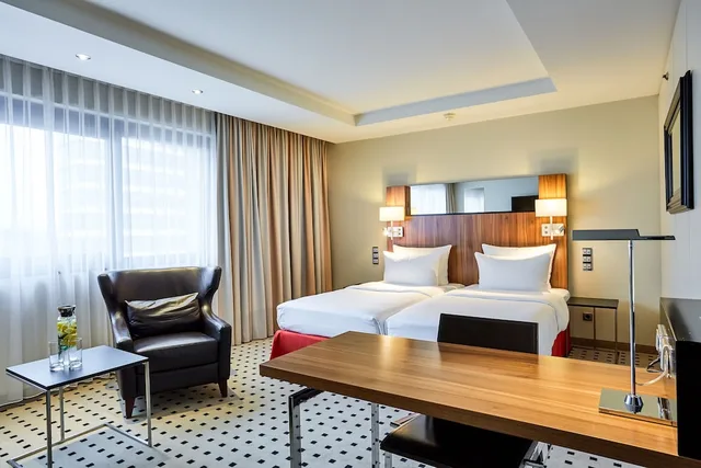 Standard, Twin Beds, Radisson Blu Conference Hotel, Dusseldorf 2/6
