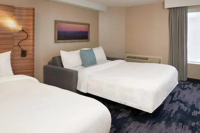 غرفة كبيرة بسريرين كوين مع أريكة، Fairfield Niagara Falls Canada 2/4