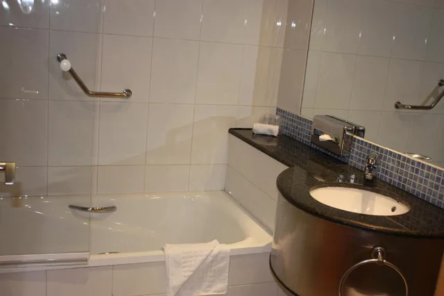 غرفة بسرير كوين مع أريكة، Taj Dubai 8/10