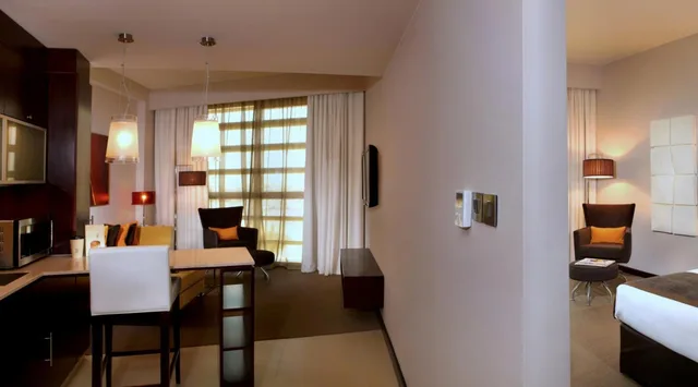 جناح بسرير كينج بغرفة نوم واحدة بمطبخ صغير، Centro Sharjah Rotana 6/8