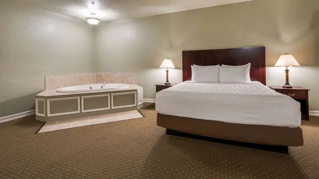 Standard, King Bed, Jetted Tub, Best Western Plus Bayshore Inn 5/9