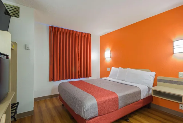 غرفة بسرير كينج وسرير كوين، Motel6 Whitby ON - Toronto East 4/10