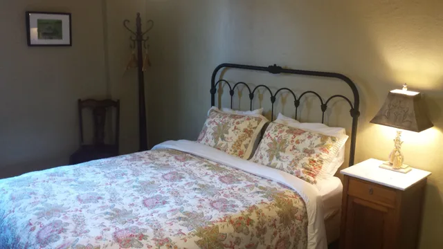 غرفة سيغنتشر بسرير كوين بحمام خاص، Balch Hotel 3/3
