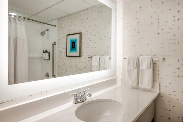 غرفة قياسية بسرير كينج مع أريكة، Crowne Plaza Indianapolis Airport 4/6