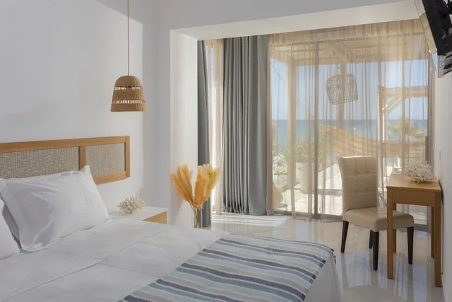جناح بسريرين مزدوجين بإطلالة على البحر مع أريكة، Galazio Beach Resort 1/10