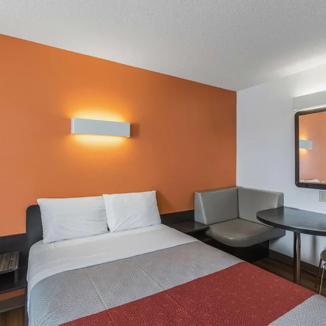 غرفة بسرير كينج وسرير كوين، Motel6 Omaha, NE - Central 1/7
