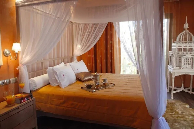 جناح جونيور، Olympic Hotel 4/10