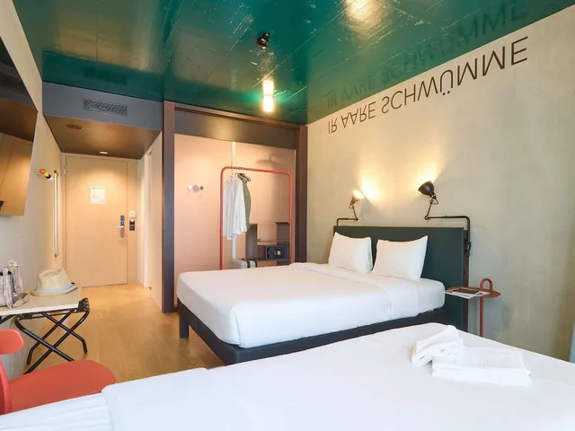 Superior, Triple, Queen Bed, Sofa, ibis Styles Bern City 3/8