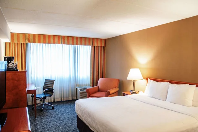 غرفة بسرير مزدوج لذوي الإعاقة، Clarion Hotel & Convention Center Joliet 1/5