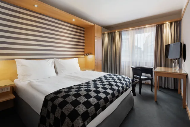 غرفة قياسية بسرير كوين بإطلالة على الفناء، HOLIDAY INN VIENNA CITY 1/7
