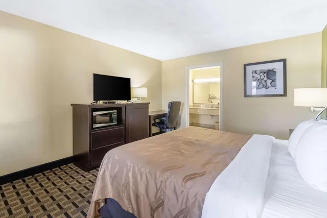 Room, King Bed, Quality Inn Franklin - Cool Springs Area 2/4