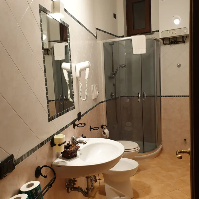 شقة ديلوكس بسرير كينج وسرير كوين بإطلالة على البحر بشرفة بغرفتي نوم مع أريكة، RESIDENCE L INCANTO 7/9