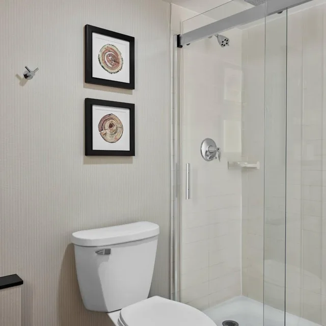 غرفة قياسية بسريرين كوين، Delta Hotels Milwaukee Northwest 4/5