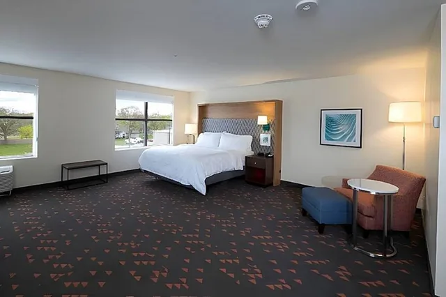 غرفة قياسية بسرير كينج لذوي الإعاقة، Holiday Inn Kalamazoo West 2/7
