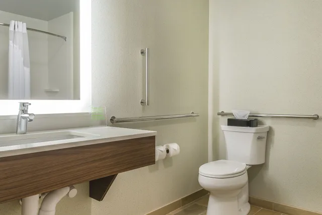 جناح بسريرين كوين لذوي الإعاقة، Holiday Inn Express Suites Clarion 2/2