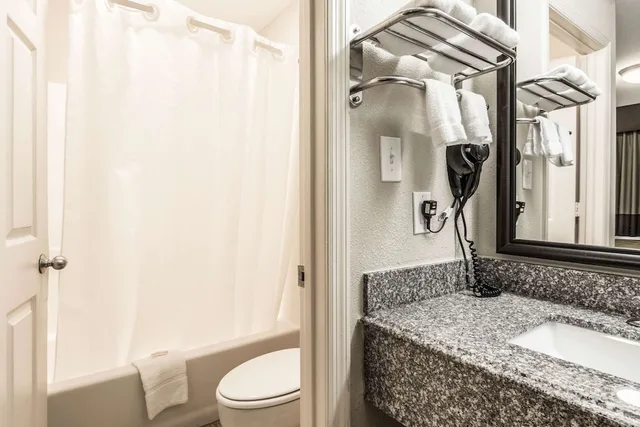 غرفة قياسية بسريرين كوين يُسمح فيها بالحيوانات الأليفة للمدخنين، Econo Lodge Jasper AL 6/8