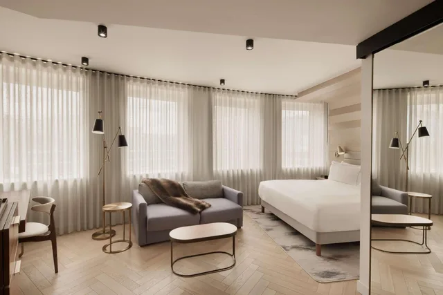 غرفة عائلية بسرير كينج مع أريكة، Canopy by Hilton London City 2/3